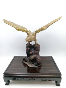 鷹の置物の値段と価格推移は？｜11件の売買データから鷹の置物の価値が