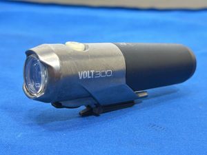 2/005 【小傷・汚れ有り】CATEYE VOLT300 本体のみ　キャットアイ ライト ロードバイク