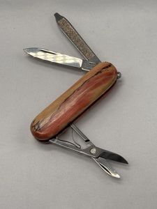 ビクトリノックス クラシックSD スポルテッドメイプル　銘木ハンドルカスタム