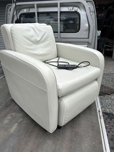 THRIVE マッサージチェア　CHD-7401 リクライニングチェア ソファ ホワイト　白