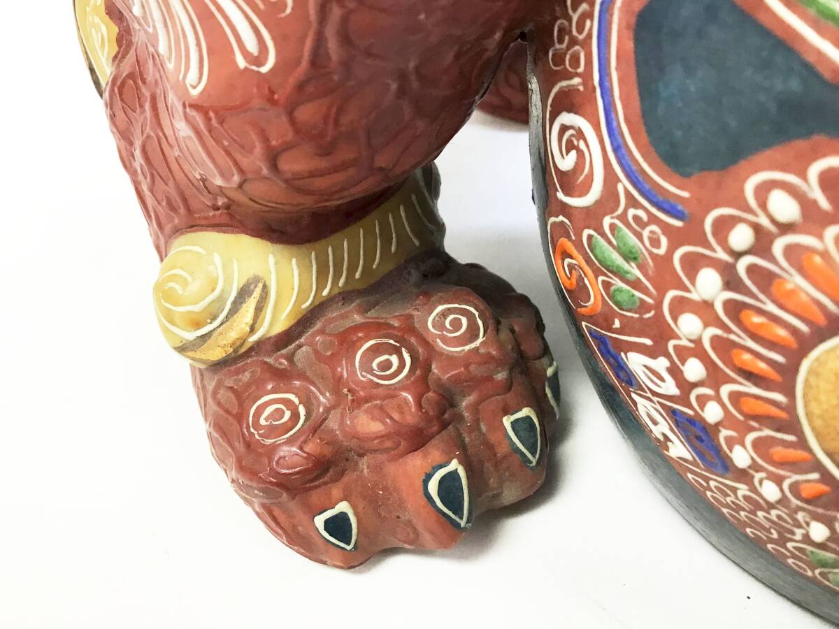 九谷焼　シーサー　玉獅子 置物　獅子　赤獅子　縁起物　魔除け　開運 金運 レトロ 九谷焼 玉乗り獅子 横幅約20㎝ 高さ約25㎝ 赤 金彩 色絵 玉獅子