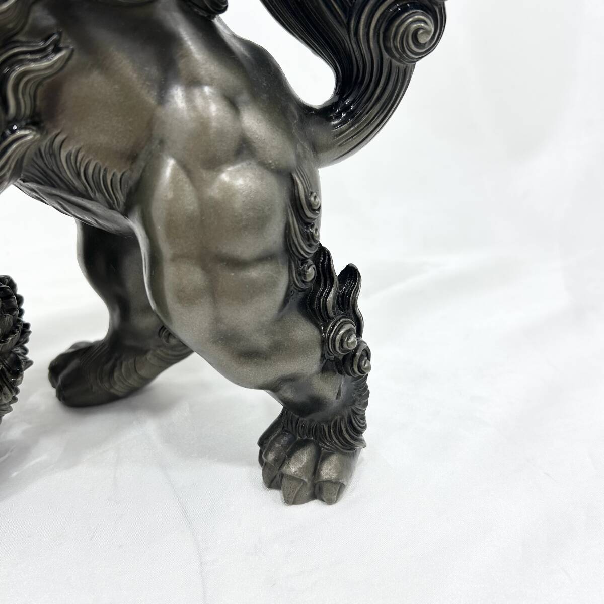 玉乗りシーサー 玉獅子 狛犬 金属製 魔除け 縁起物 インテリア 置物 約
