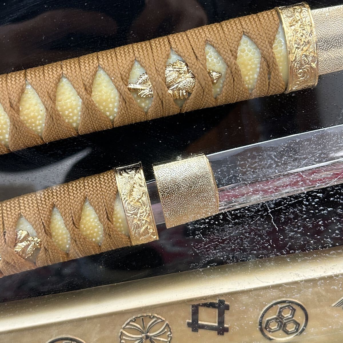 立派です！【模造刀】 刀剣額 額装 日本刀 インテリア 武家三大家紋 鍔