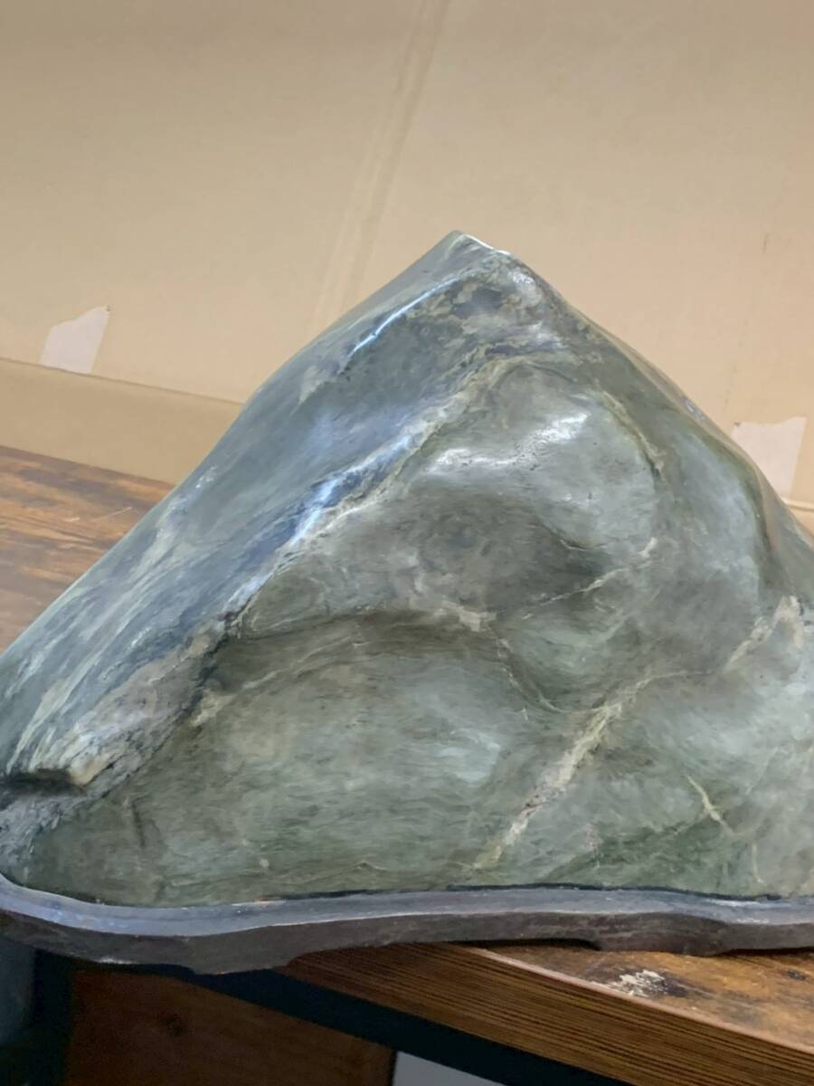 【巨大 蛇紋岩 鑑賞石 水石 盆石 台座付 天然石 飾り石 置物】 1円～大型鑑賞石 水石 約28.6kg 台座付き 青石 蛇紋岩系 影石 床の間