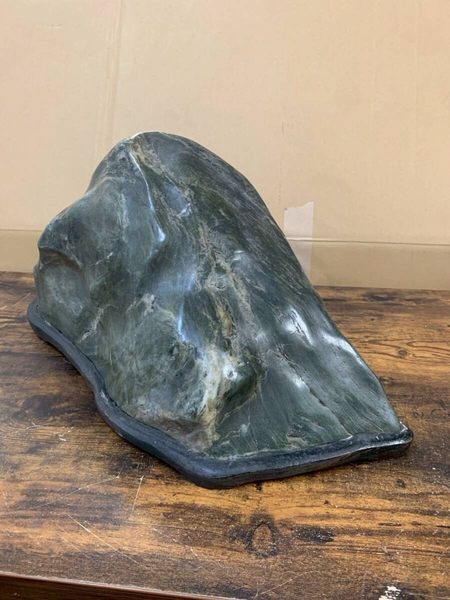 【巨大 蛇紋岩 鑑賞石 水石 盆石 台座付 天然石 飾り石 置物】 1円～大型鑑賞石 水石 約28.6kg 台座付き 青石 蛇紋岩系 影石 床の間