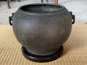 骨董・時代物　青銅製火鉢　宣徳火鉢木製台座付き　瓶掛手あぶり 宣徳火鉢の値段と価格推移は？｜3件の売買データから宣徳火鉢の価値が