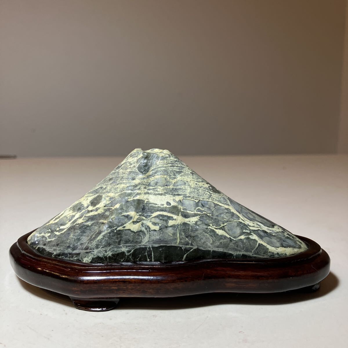水石 鑑賞石 富士山 自然石 天然石 置物 水石 富士山 鑑賞石 盆石 盆栽 飾り石 台座付き(盆栽)｜売買された