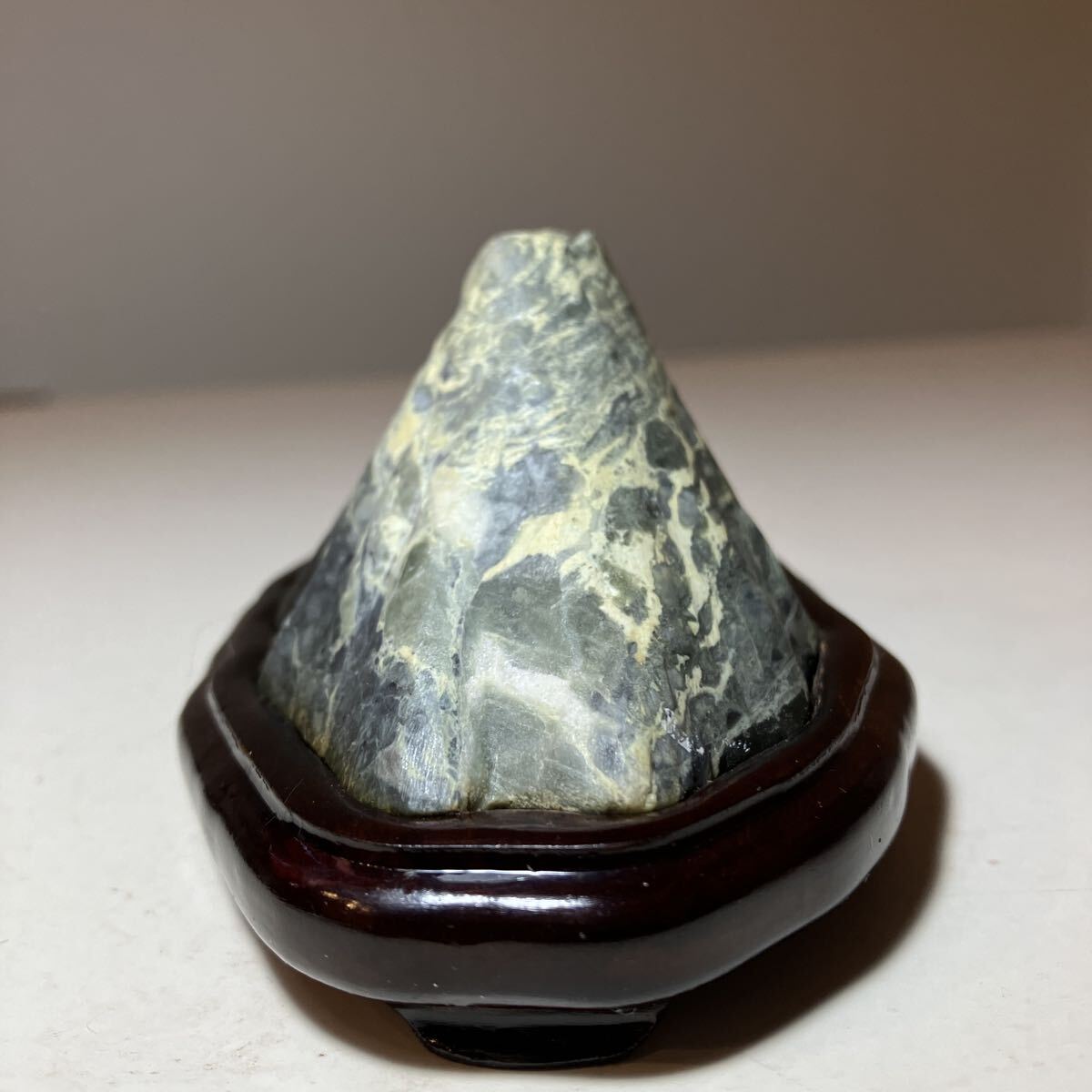 い*ん様 富士山型 水石 鑑賞石 台座付き 水石 富士山 鑑賞石 盆石 盆栽 飾り石 台座付き(盆栽)｜売買された