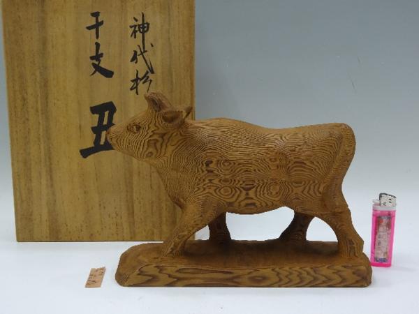 ☆縁起物【橿原神宮神代杉 干支丑 置物】木箱入 焼印有(和風)｜売買