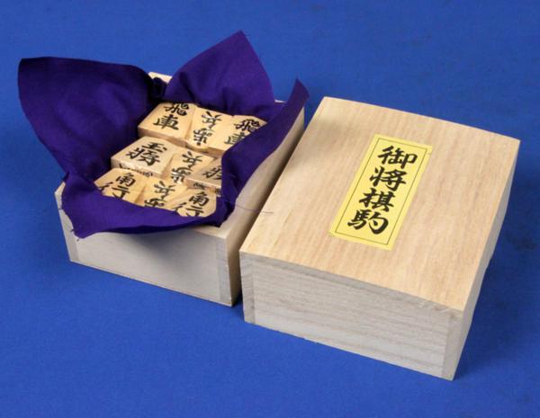 新品の天童将棋駒□天月作シャム黄楊上彫駒（桐駒