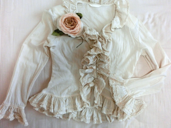 カネコイサオ綿ローンフリルオーバーブラウス生成