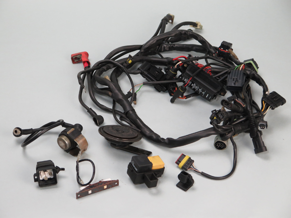 DUCATI M900ie ZDMM200 純正メインハーネス！リレー271