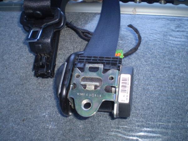 ベンツ W639 V350 ビアノ フロントシートベルトASSY 右側 税込み