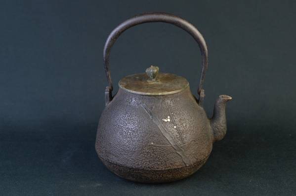 銀象嵌 鉄瓶 急須 湯沸かし 鉄器 金属工芸 骨董品　アンティーク　遺品整理 極上 釜師名人造 柚肌梅花月銀象嵌鉄瓶 銅蓋花押有Y697 工芸品 金属