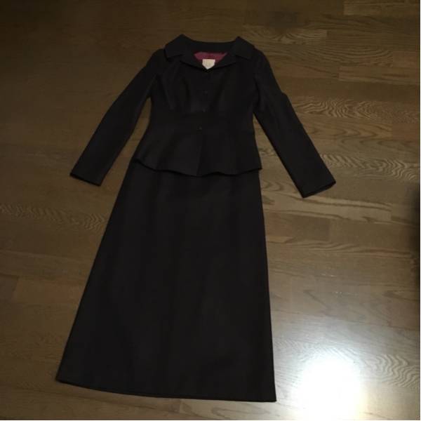 シビラのあずき色のスーツ