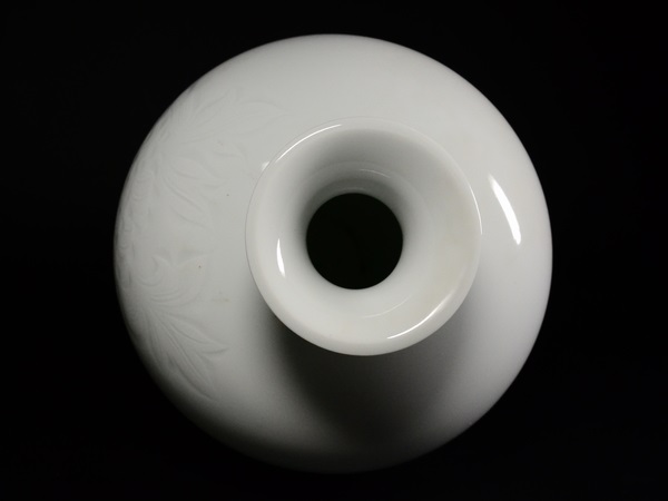 蔵出/有田焼匠/奥川忠右衛門作/白磁陰刻草花文壷26.5cm 当方では入札