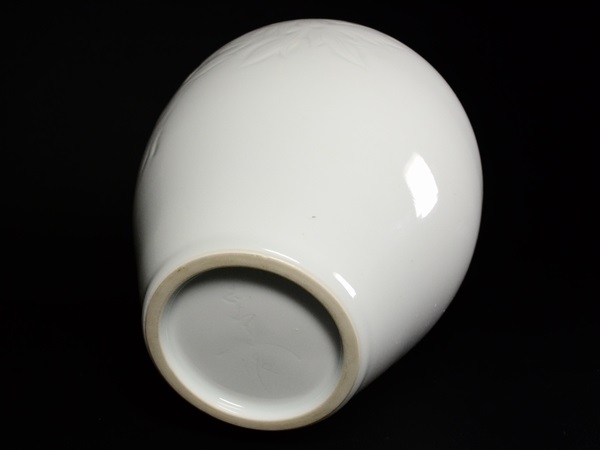 蔵出/有田焼匠/奥川忠右衛門作/白磁陰刻草花文壷26.5cm 当方では入札