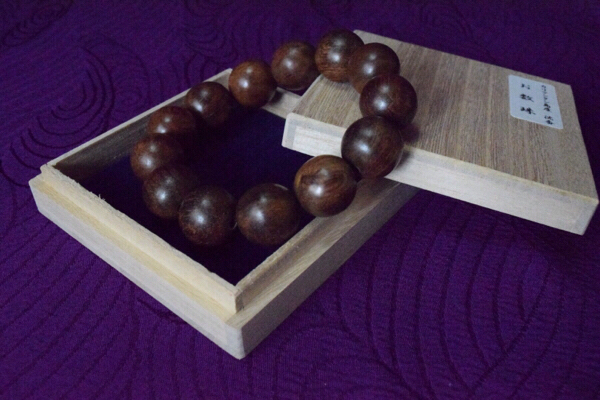 沈水 沈香 特大 数珠18mm 桐箱入★香木 ・沈香・仏具・ブレス