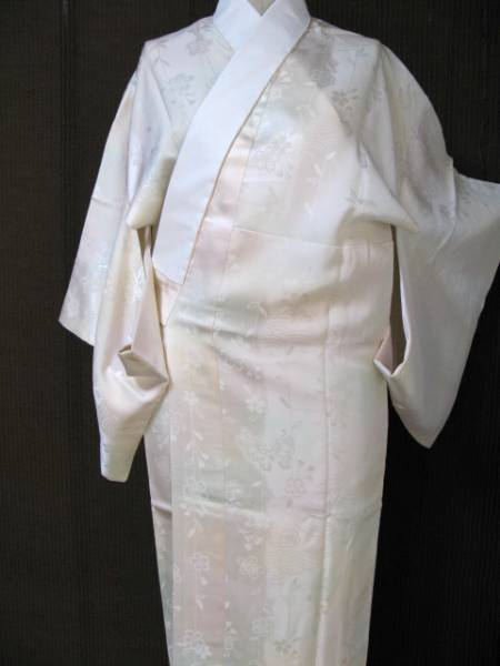【ゑり萬】　長襦袢（二部式）　反物（洗い張り済）　菊唐草地模様　チョウ絞り　正絹 ゑり萬】 長襦袢（二部式） 反物（洗い張り済） 菊唐草地模様 チョウ