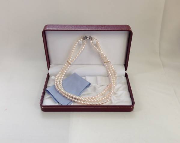 ★パール　3連ネックレス　ケース付き　250ｇ②