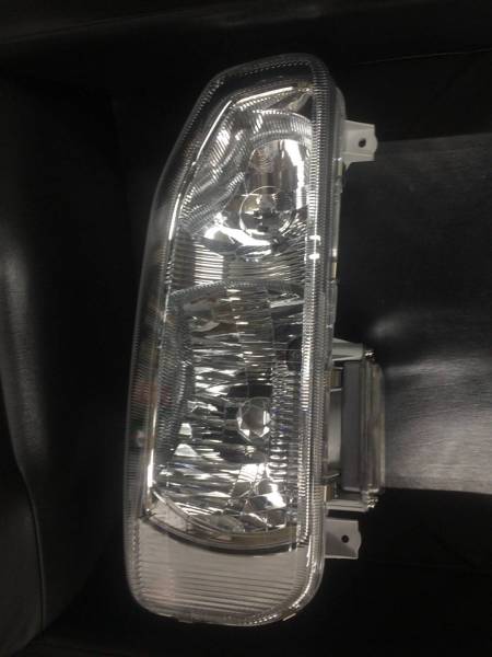 日産ディーゼル クオンヘッドライト 右 ディスチャージ