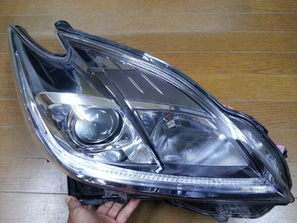 プリウス ZVW30 右ヘッドライト(HID)ユニット