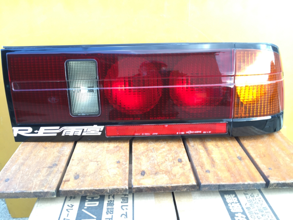 FC3Sの前期テールランプ　右になります。 RX-7 FC3S 後期 右テールランプAss'y 33-19801 R アクセスありがとう