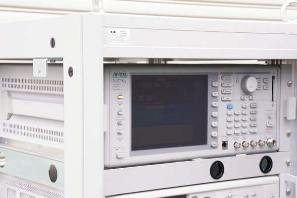 DW□Anritsu/MG3700A Vector Signal Generator/OPT002 021□PQBH