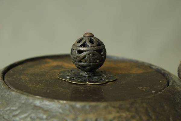 016 【希少】龍文堂 亀文堂 伝統工芸品 鉄瓶 カニ 蟹図 鉄瓶 亀文堂造 蟹紋 鉄瓶 素肌 希少 かに カニ 【公式通販】