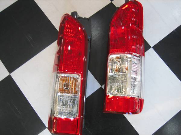 ハイエース２００系　Ⅳ型　純正テールランプレンズ　新車外し