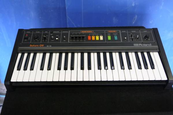 シンセサイザー　ROLAND Saturn 09 (訳あり中古）