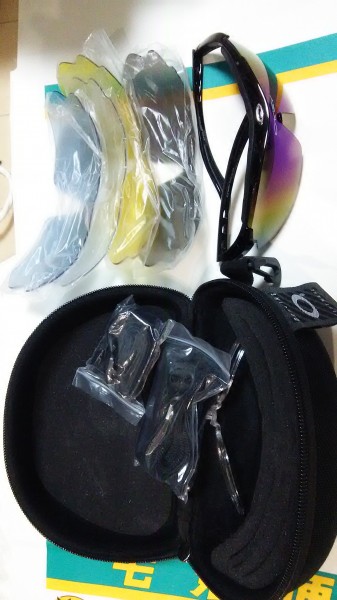 オークリーサングラス　新品未使用　レンズ5枚UVカットブラック