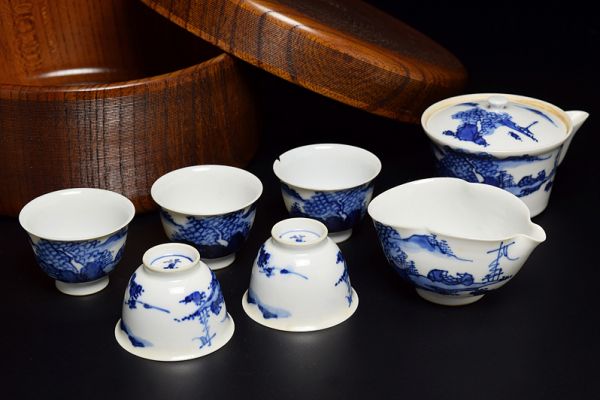 【三浦竹泉造青華山水人物文茶器揃(泡瓶・湯冷・茶碗)/茶櫃付】