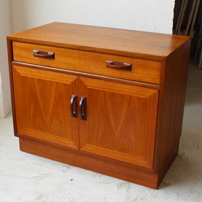 英国アンティーク　G-plan サイドボード　収納