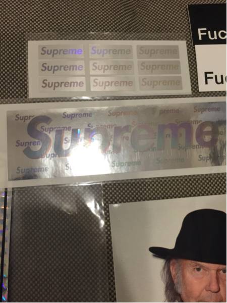 supreme ステッカー　フェルトボックス　ニールヤング　日本未発売含む ニールヤング Supreme ステッカー Supreme（アニメグッズ）のフリマ