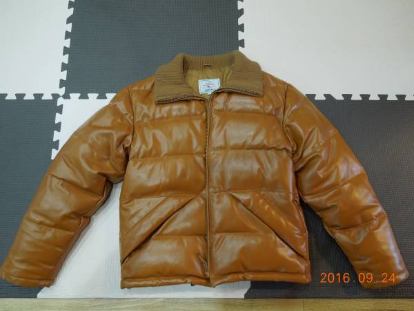 ＡＶＩＲＥＸ　レザーダウンジャケット　キャメル色