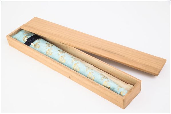 十松屋福井謹製　観世流能扇　鬘扇「朱妻明皇貴妃花軍花車図」黒骨　桐箱付き 十松屋福井謹製 能の扇 鬘扇 朱妻明皇貴妃花軍花車図 箱付 #6433(扇子
