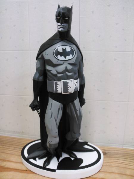 653　バットマン　ブラック＆ホワイト　スタチュー