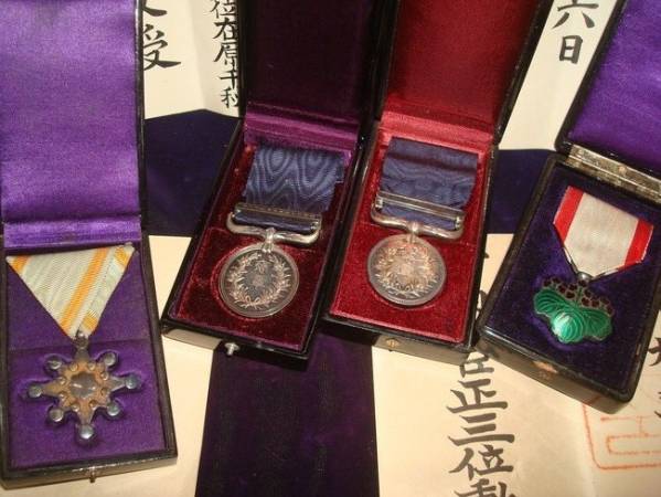 旧大日本帝國　勲七等青色桐葉章・瑞宝章　念章　同一人物の賞状