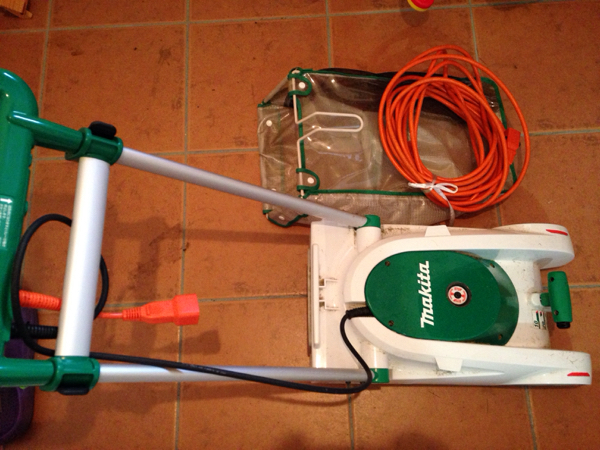 マキタ 電動芝刈り機 230mm MLM2300 取説付き 延長コード付き