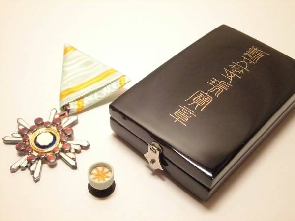 ☆勲章 勲五等瑞宝章 略綬 ケース付 美品☆ C39 勲五等瑞宝章の値段と