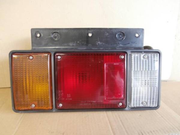 日野　デュトロ　XZU304M　左テールランプ　☆送料800円☆