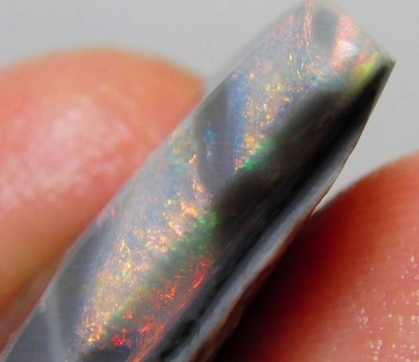 19.25cts 天然ブラックオパール原石 美しいマルチカラー