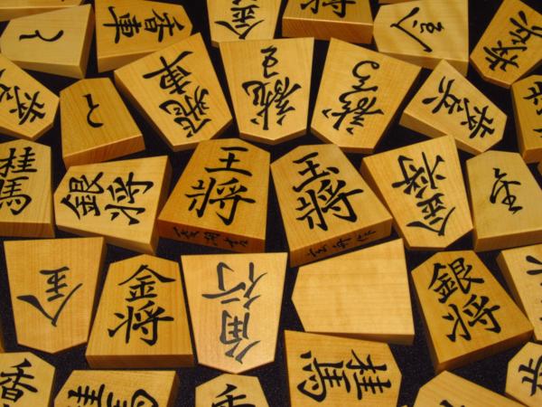 ▲中野玄舟作菱湖島黄楊上柾目彫埋将棋駒▲未使用品/桐製平箱付