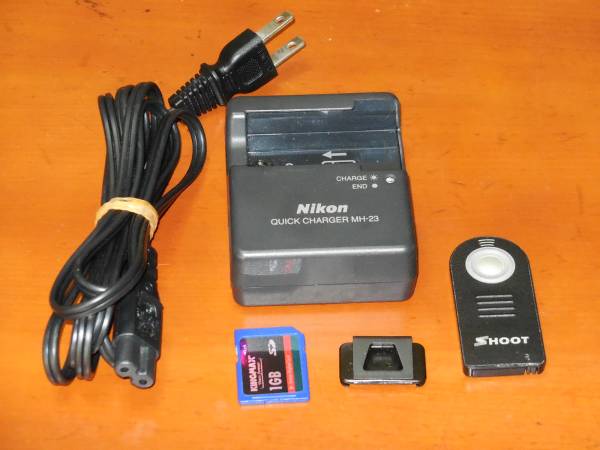 D40 ボディ　バッテリー、充電器他