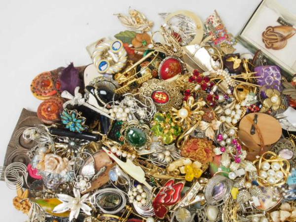 ★いろどり★ お得 ブローチ まとめて 大量 未選別 真珠 鼈甲 天然石 等 約4.5kg パール べっ甲