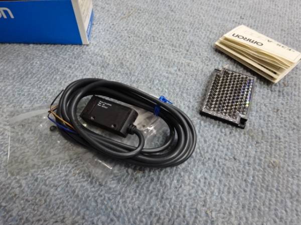 オムロン　光電センサー　E3S-AR11 光電スイッチ　光電管　エリアセンサー　ライトカーテン　ラインセンサー W0311