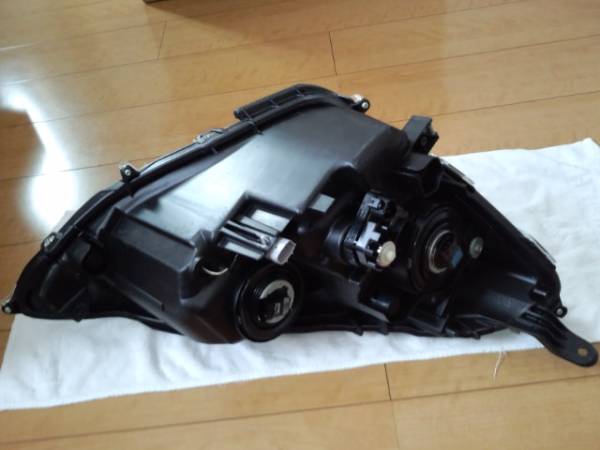 アクア NHP10 後期 ハロゲン 左ヘッドライト アクア NHP10 後期 ハロゲン 純正 左ヘッドライト ASSY 美品