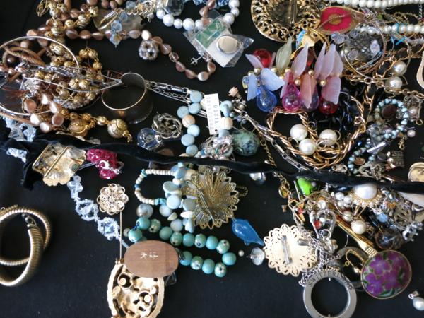 大量 20kg アクセサリーまとめ イヤリング/ペンダント/ネックレス　ジャンク ☆アクセサリー大量2.6kgペンダント イヤリング（ジャンク