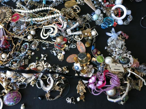 大量 20kg アクセサリーまとめ イヤリング/ペンダント/ネックレス　ジャンク ☆アクセサリー大量2.6kgペンダント イヤリング（ジャンク